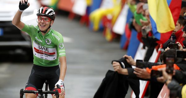 Foto: Pogacar celebra su tercera victoria en la Vuelta que le da acceso al podio. (EFE)