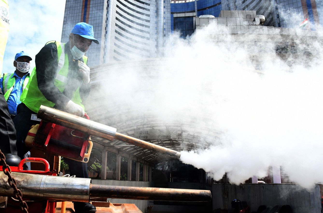 Trabajadores municipales indios fumigando las calles. (Reuters)