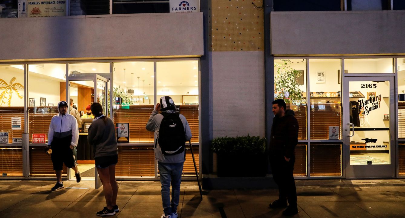 Varias personas hacen cola fuera del dispensario de cannabis Sunset de Barbary Coast antes de la cuarentena de toda la ciudad en San Francisco. (Reuters)