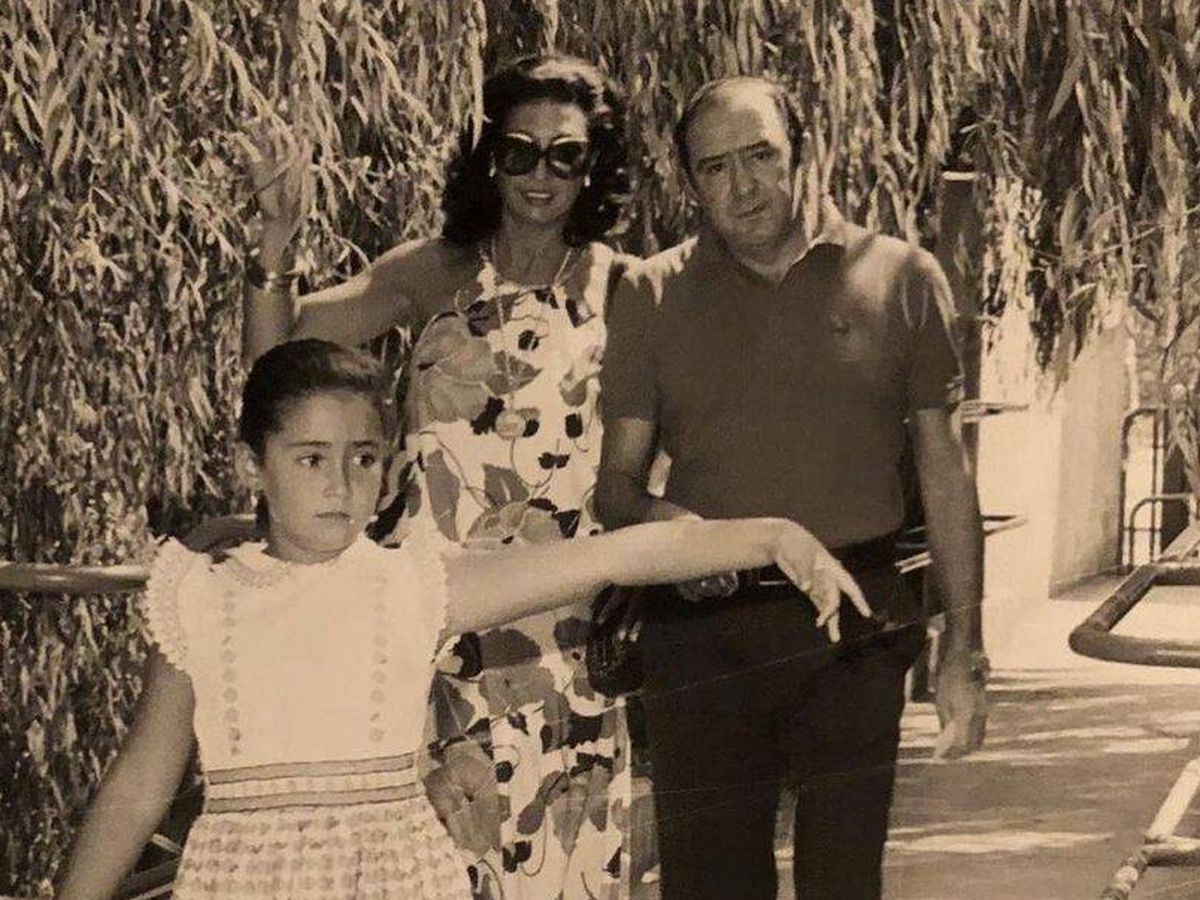 Foto: Vicky Martín Berrocal con sus padres en una antigua imagen familiar. (Instagram/@vickymartinberrocal)