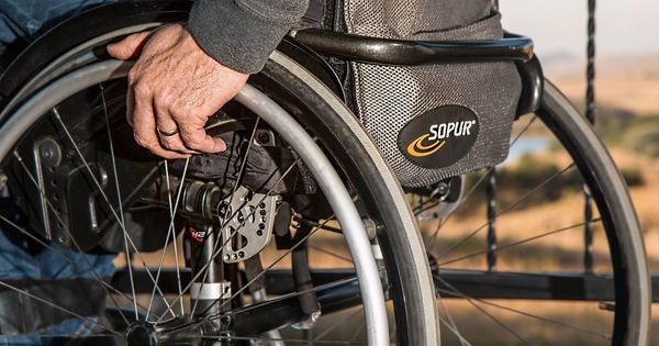 Foto: Un hombre en silla de ruedas. (Pixabay)