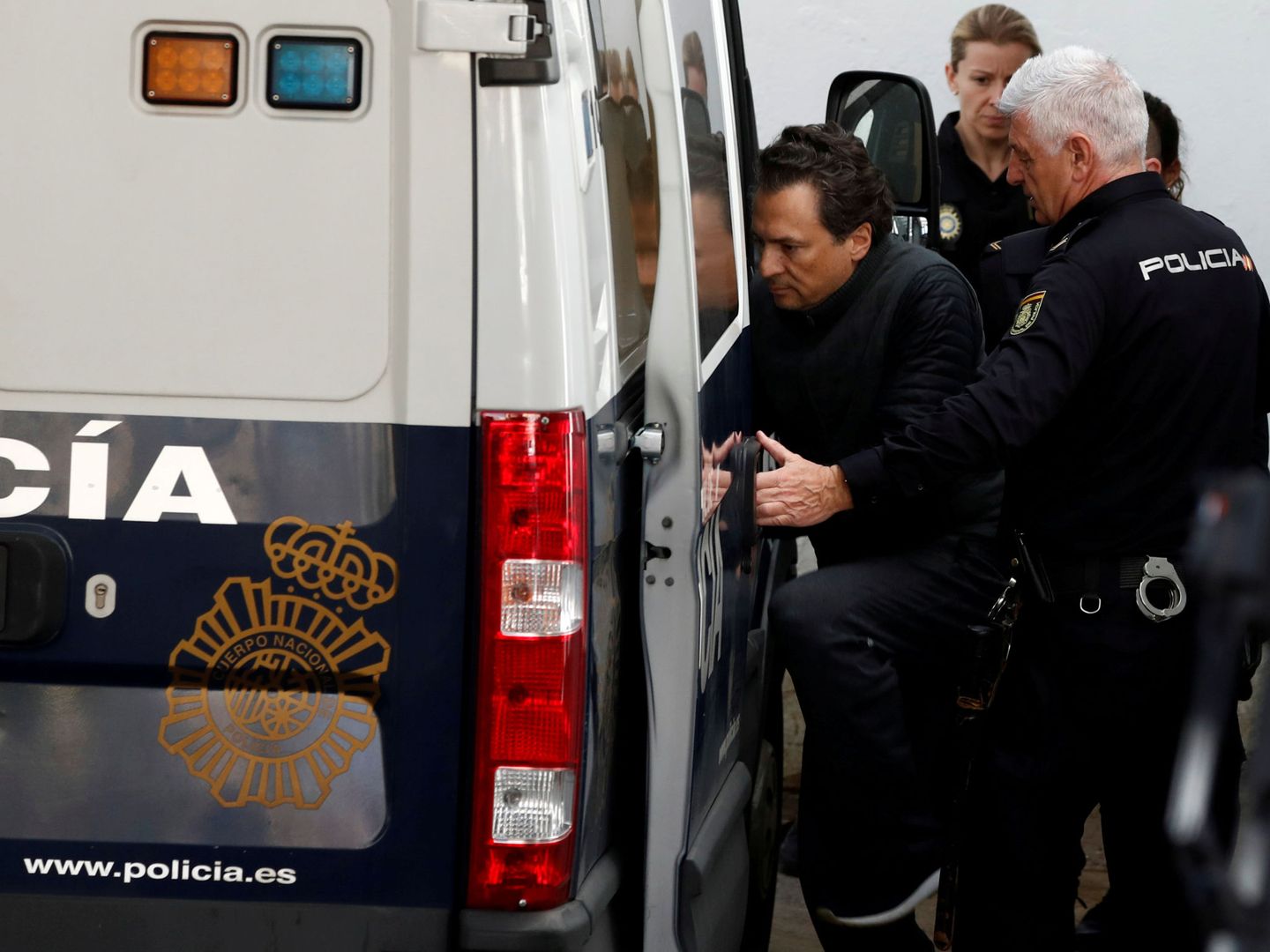 Emilio Lozoya, custodiado por la Policía Nacional española tras su detención. (Reuters)