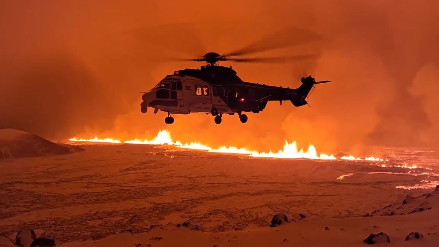 Helicóptero sobrevolando la erupción (EFE)