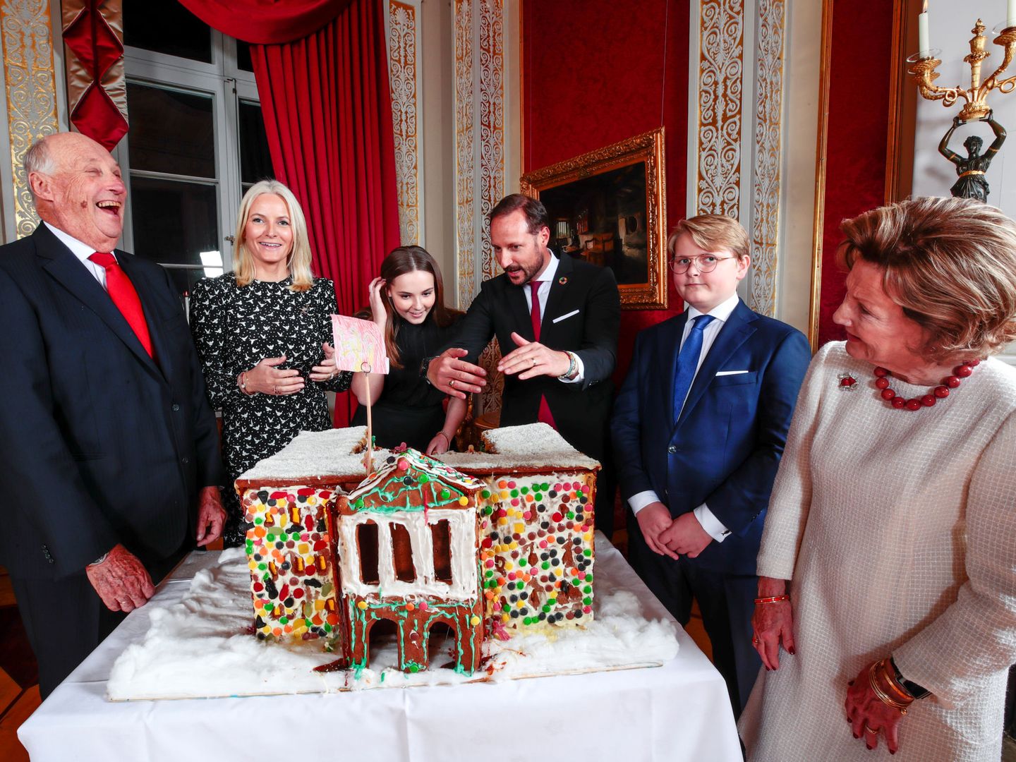 La familia real, durante la sesión de fotos navideña. (EFE)