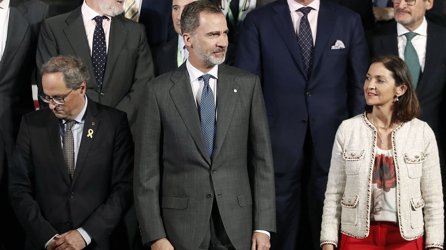 El rey Felipe VI; el presidente de la Generalitat, Quim Torra (i), y la ministra de Industria en funciones, Reyes Maroto (d). (EFE)