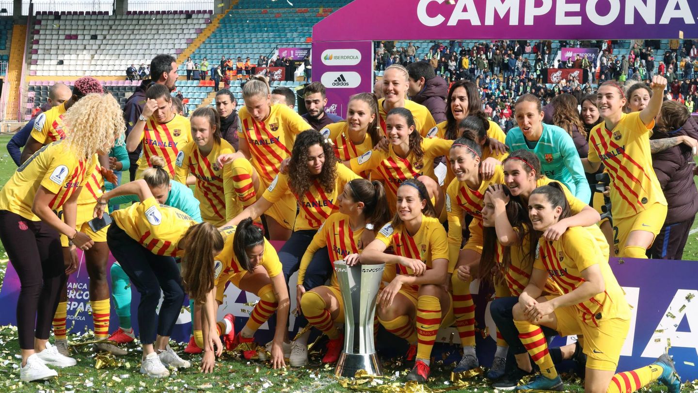 Las jugadoras del FC Barcelona celebran la Supercopa femenina de fútbol. (EFE)