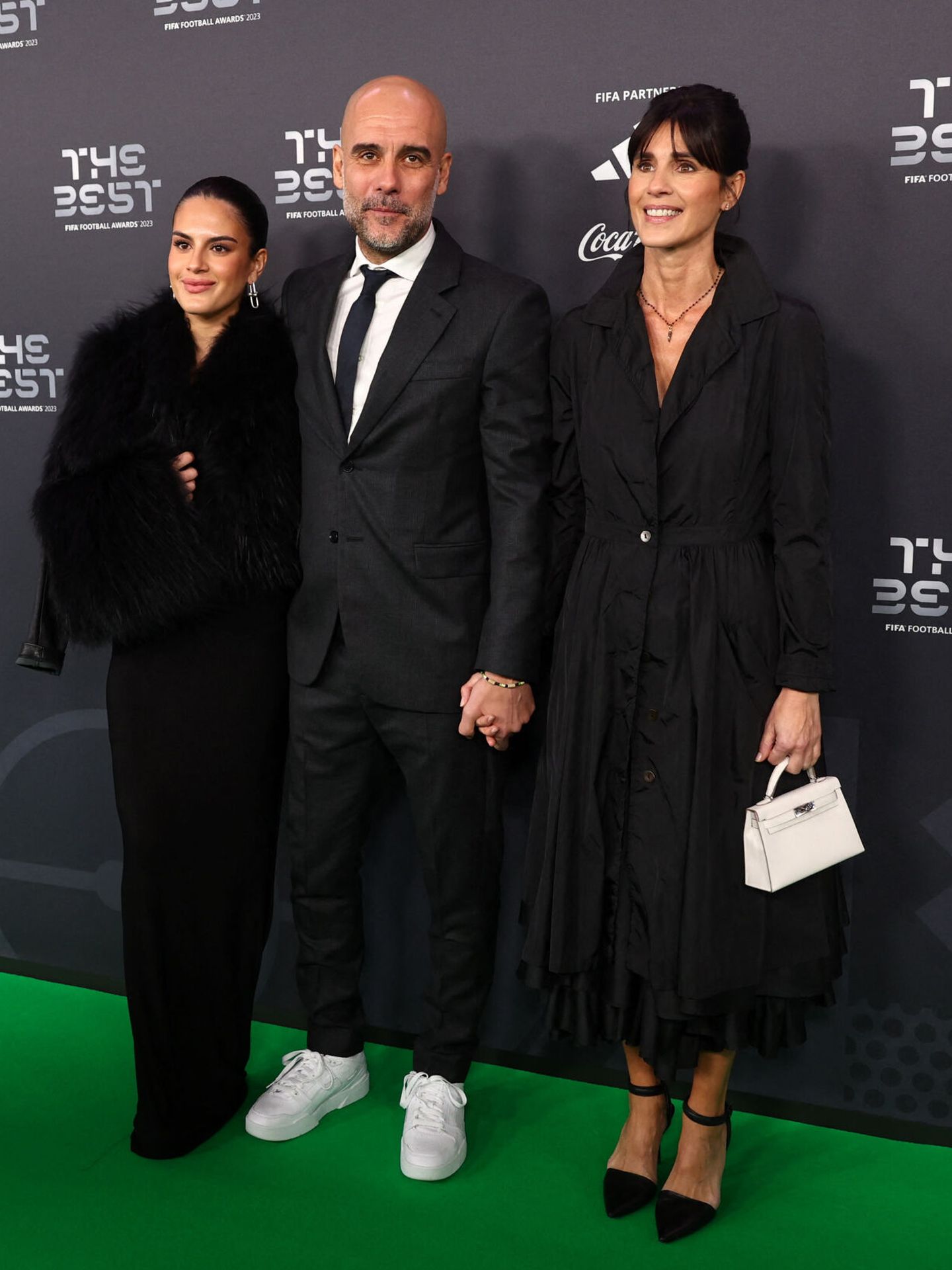 Pep Guardiola, arropado por su hija María y su mujer Cristina, en la ceremonia FIFA The Best 2024. (Reuters/Andrew Boyers)