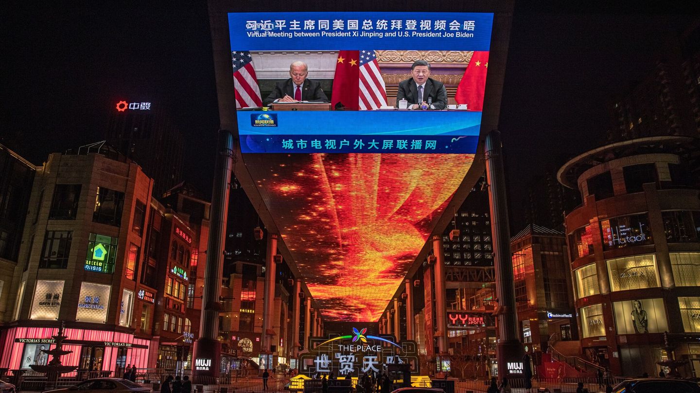 Último encuentro de Biden y Xi Jinping retransmitido en pantalla. (Reuters/Roman Pilipey)