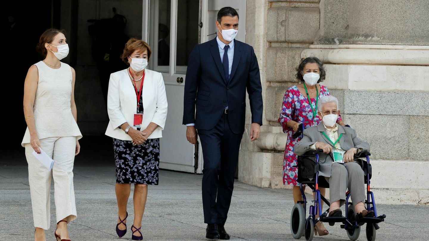 El presidente del Gobierno, Pedro Sánchez, junto a Araceli Hidalgo (d), la mujer de 97 años que el pasado 27 de diciembre se convirtió en la primera persona vacunada en España. (EFE)