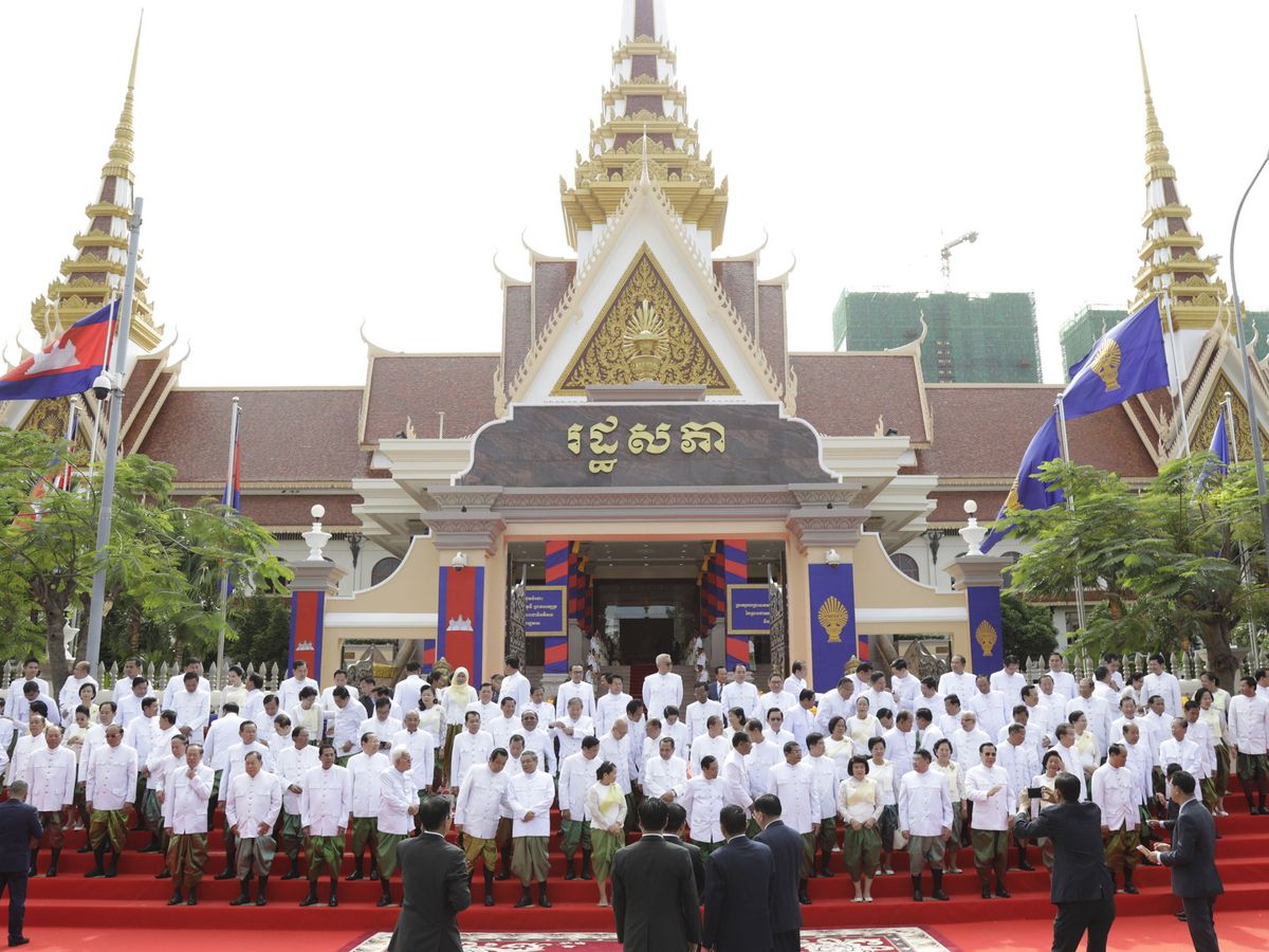 Foto: Los miembros elegidos del Parlamento del gobernante Partido Popular Camboyano del Primer Ministro Hun Sen. (EFE / Mak Remissa)