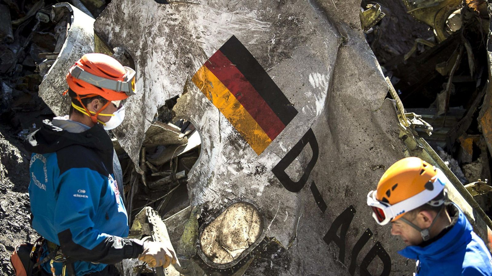 Foto: Equipos de rescate trabajan en la zona del accidente del avión Germanwings en los Alpes. (EFE)