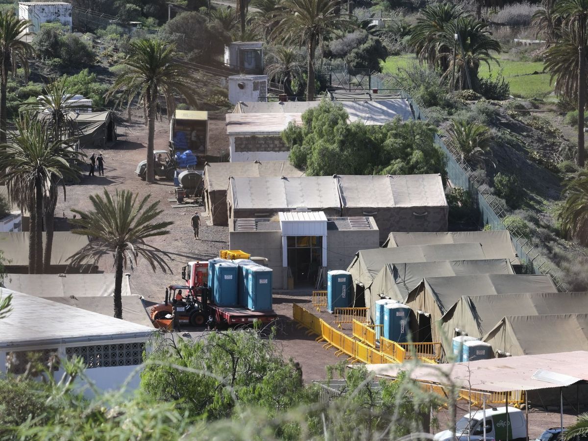Foto: El campamento instalado en el antiguo polvorín de Barranco Seco, en Las Palmas de Gran Canaria. (EFE) 