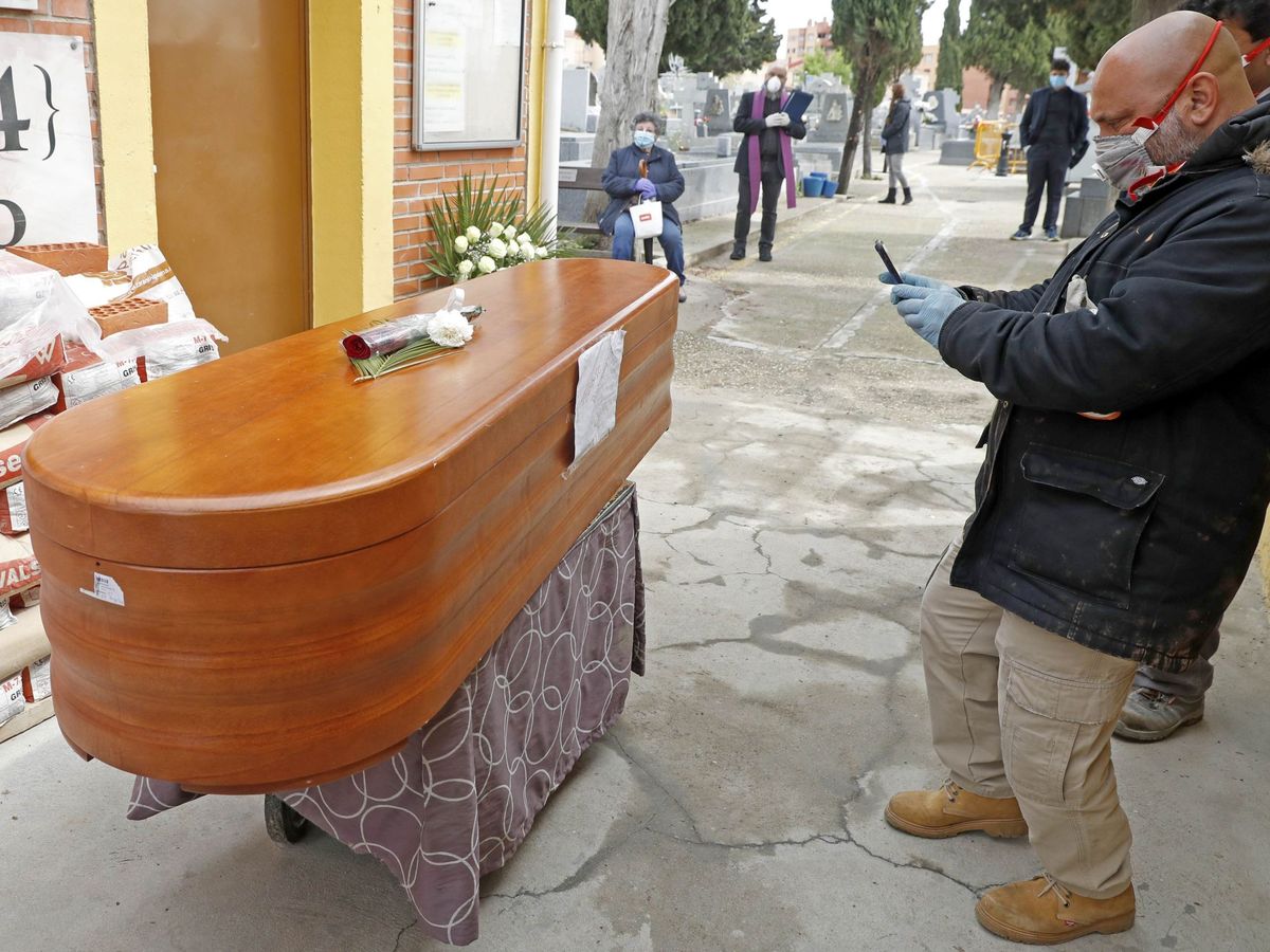 Foto: Entierro de una víctima del coronavirus en el Cementerio Parroquial Nuestra Señora La Antigua, en Madrid. (EFE)