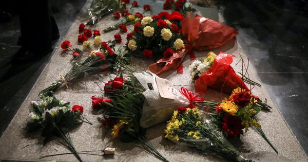 Foto: La tumba de Franco en el Valle de los Caídos, cubierta de flores. (Reuters)
