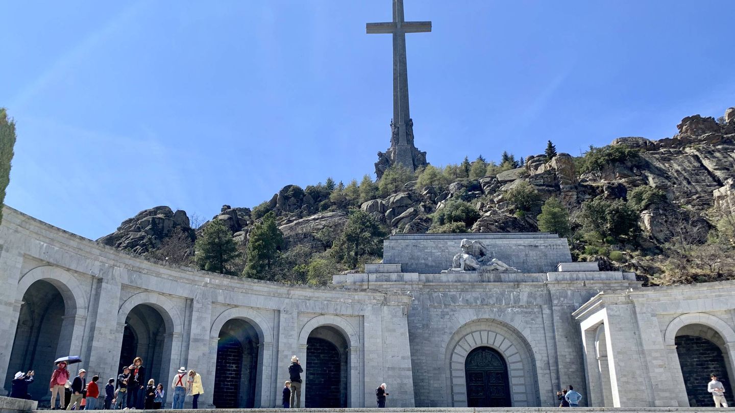 Vista general de la basílica del Valle de los Caídos y de su cruz. (Juanma Romero | EC)