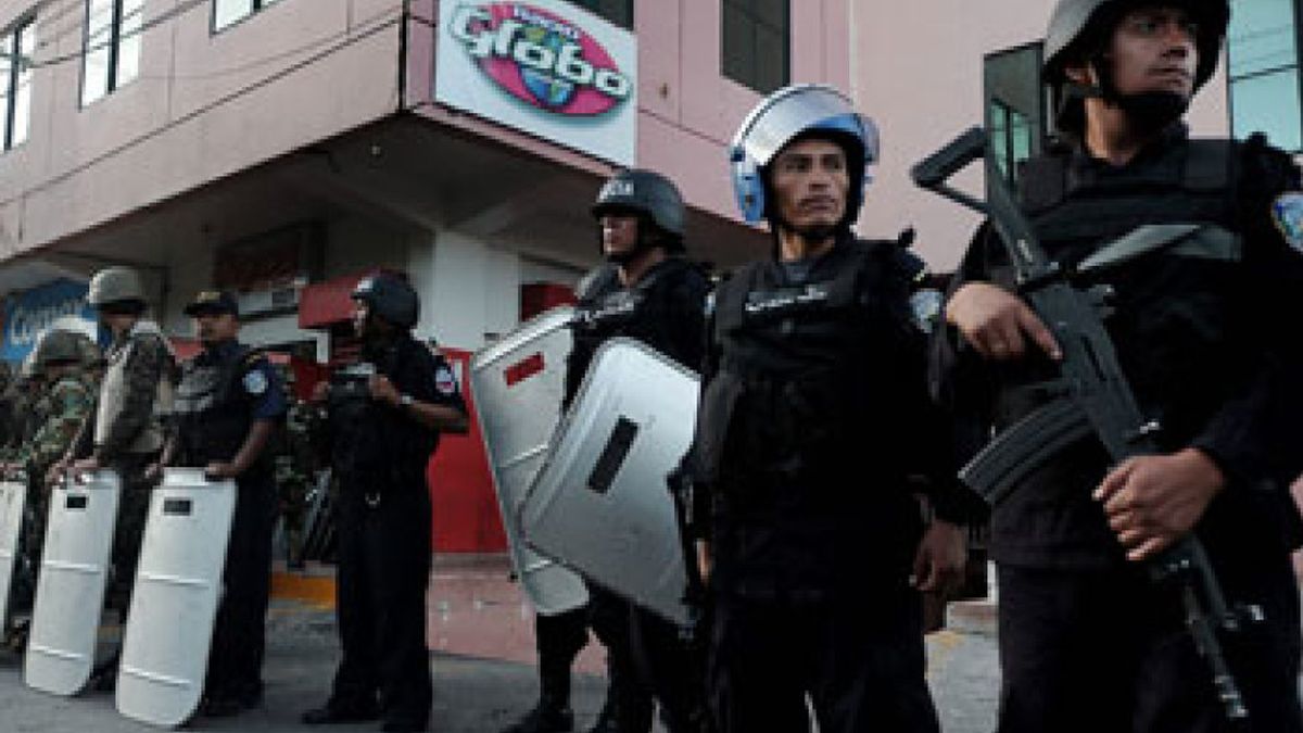 El gobierno 'de facto' de Honduras cierra un canal de televisión y una radio afines a Zelaya