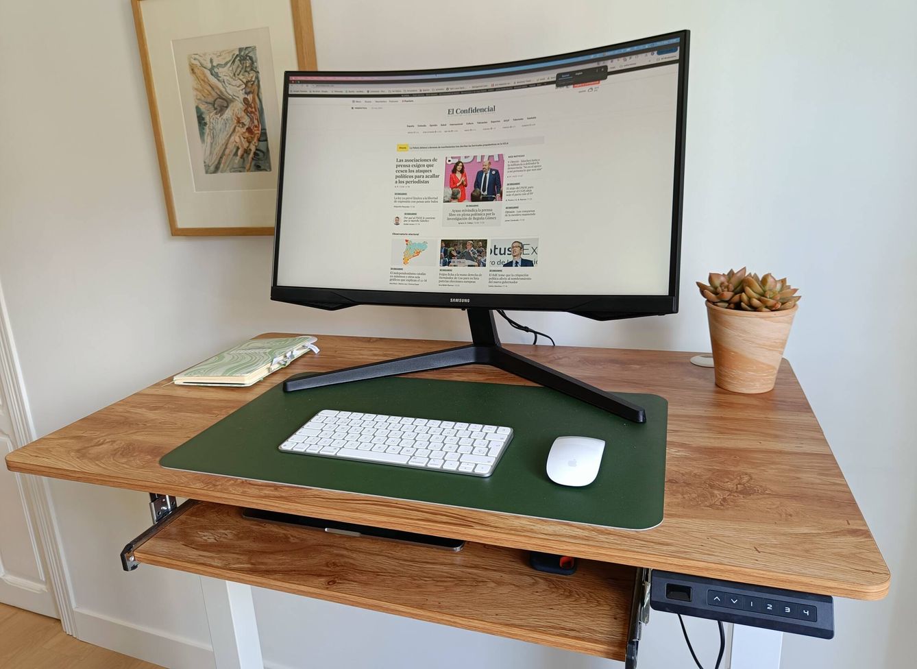 Mando integrado del escritorio elevable modelo Harrison de la marca Fezibo. (Albert Sanchis)