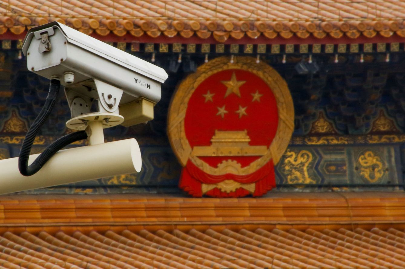 Una cámara de vigilancia en la plaza Tiananmen de Pekín, en marzo de 2018. (Reuters)