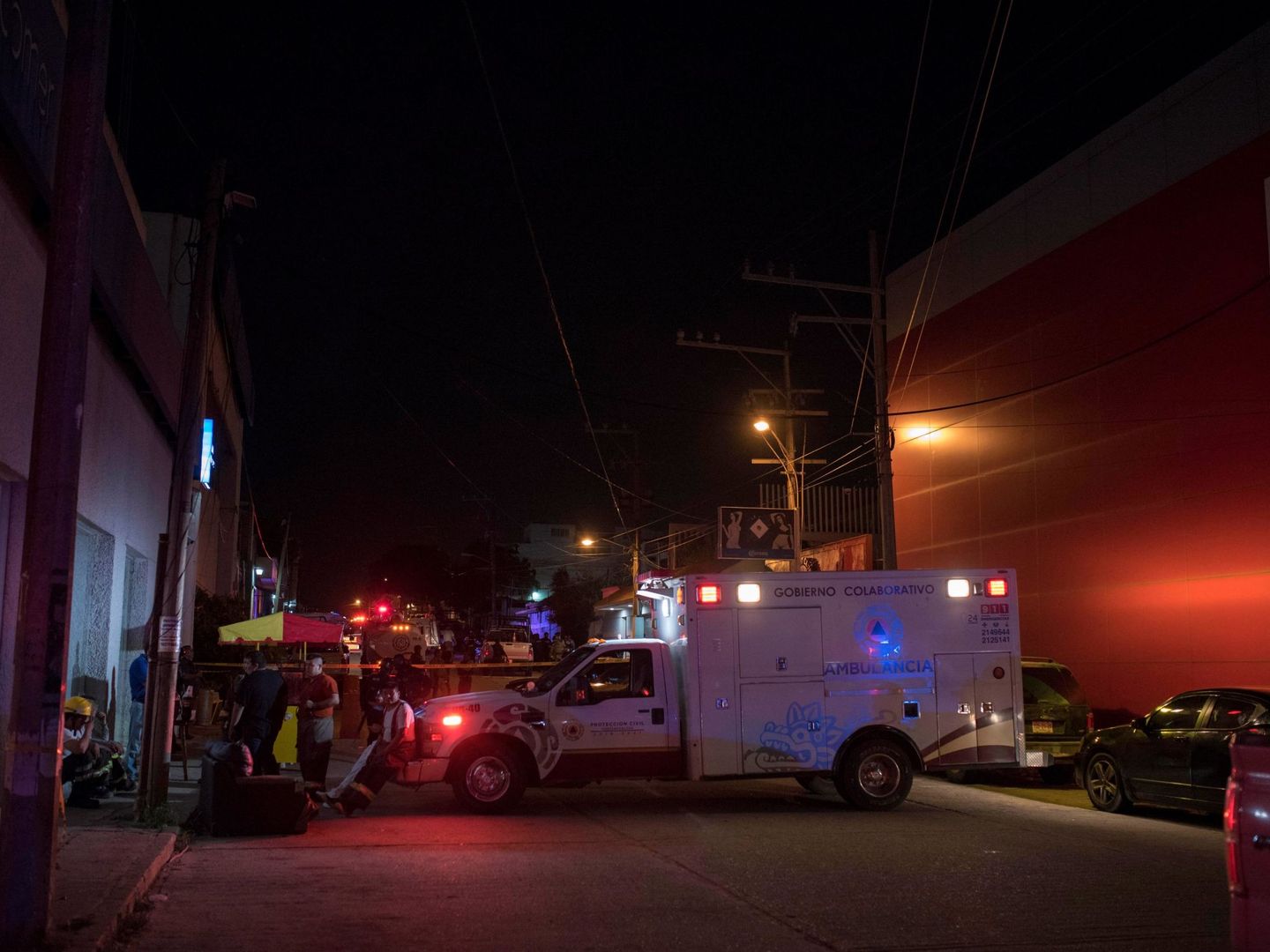Efectivos de la Guardia Nacional y de los servicios de emergencias en el local donde se ha producido un presunto ataque con cócteles molotov, en el estado mexicano de Veracruz. (Efe)