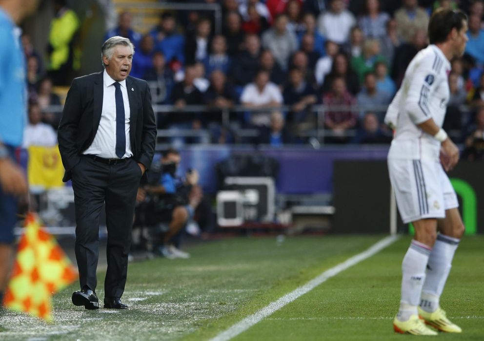 Foto: Ancelotti da instrucciones a sus jugadores durante la final de la Supercopa de España. 