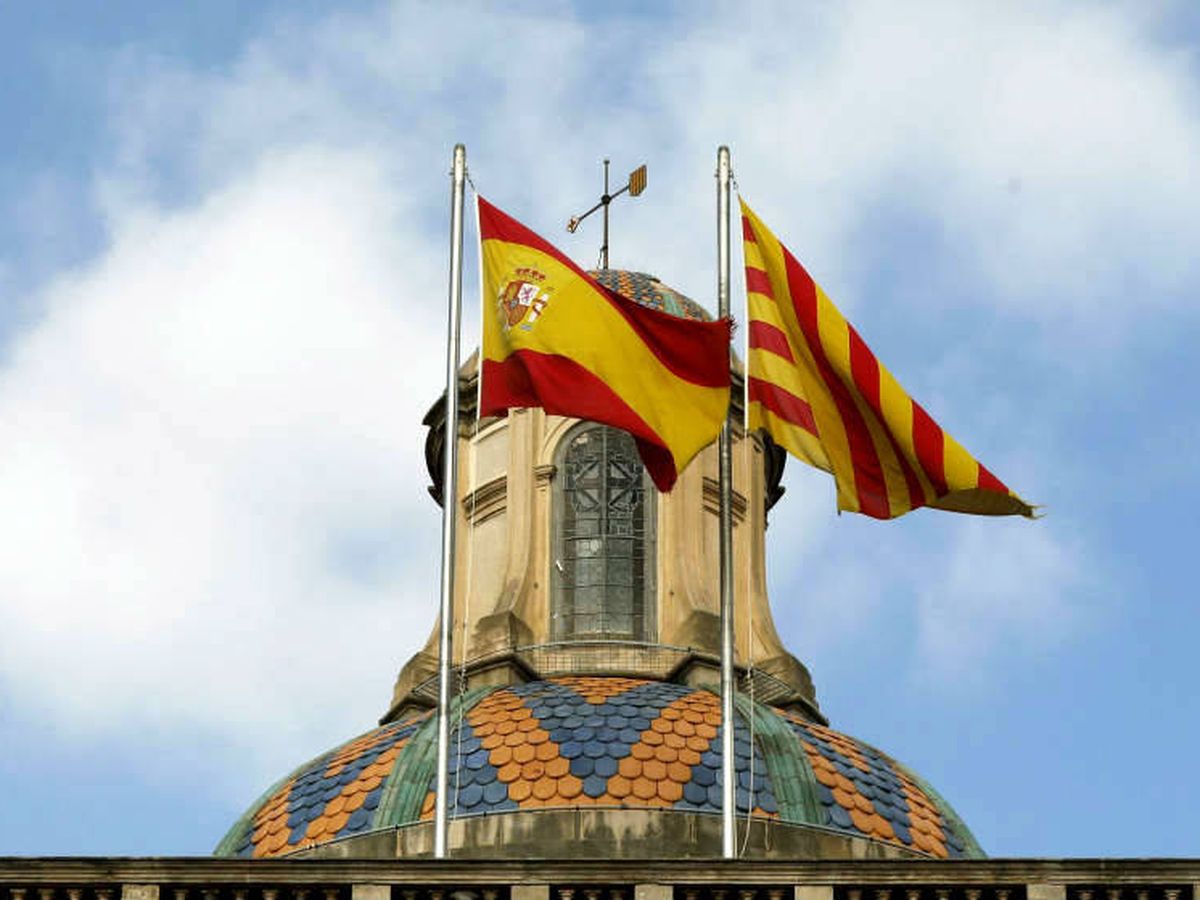 Foto: Fachada de la Generalitat de Cataluña con las banderas española y catalana. (EFE)