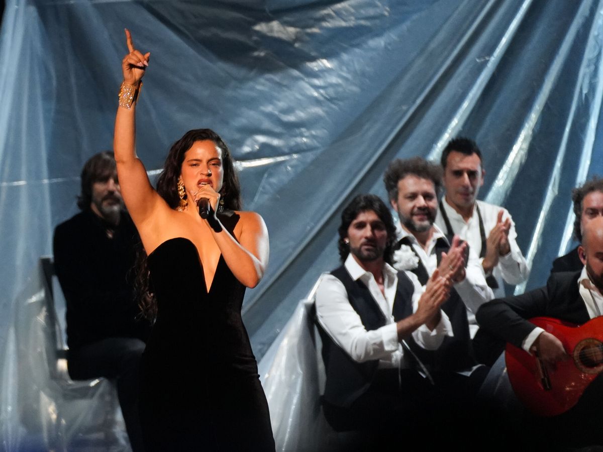 Foto: La cantante Rosalía actúa durante la gala de entrega de los Latin Grammy 2023. (Europa Press/María José López)