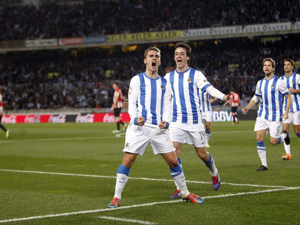 Foto: Griezmann celebra un gol de la Real al Athletic. (EFE/Javier Etxezarreta)