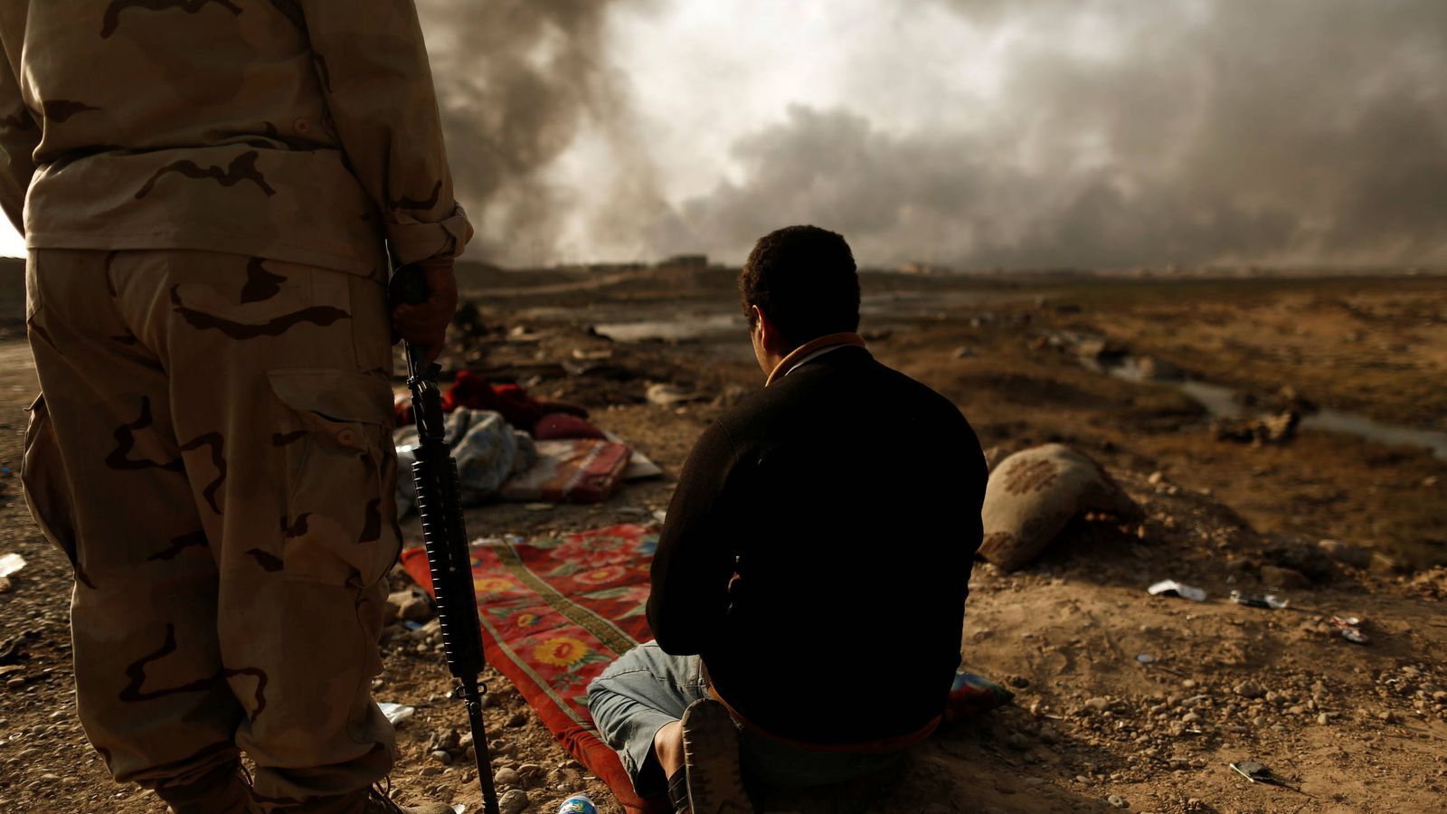 Foto: Un soldado iraquí custodia a un supuesto miembro del ISIS en un puesto de control en Qayyara, cerca de Mosul (Reuters).