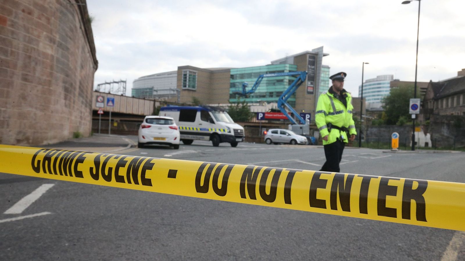 Foto: Policías permanecen cerca al estadio Manchester Arena tras el atentado. (EFE) 