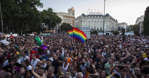 Foto: Miles de personas asistieron al desfile de carrozas del Orgullo Gay 2017. (EFE)