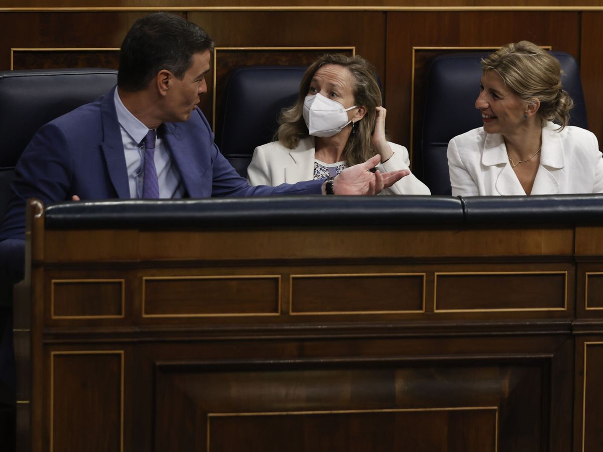 Foto: El presidente del Gobierno, Pedro Sánchez, durante un pleno del Congreso junto a las vicepresidentas Nadia Calviño (c) y Yolanda Díaz. (EFE/Emilio Naranjo)