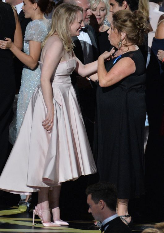 Elisabeth Moss en una imagen de los Premios Emmy 2017. (Gtres)