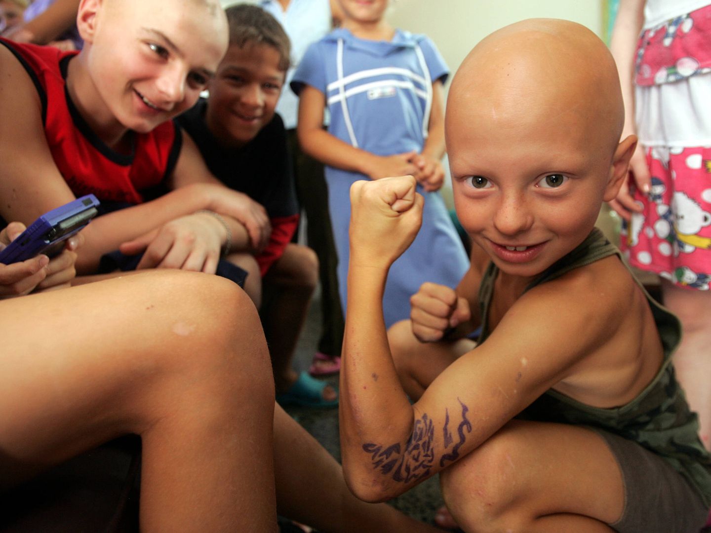 El niño ucraniano Bagdan, víctima de Chernóbil, juega con sus amigos. (Reuters)