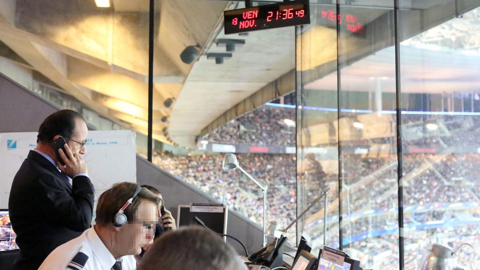 Foto: Fraçois Hollande, en el estadio de Saint-Denis, en el momento de los atentados, atiende una llamada. (EFE)