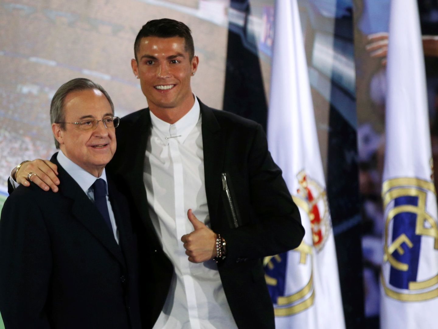 Cristiano Ronaldo, con Florentino Pérez, en el acto con motivo de su última renovación. (REUTERS)