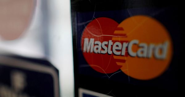 Foto: File photo: a sticker shows that a store accepts mastercard in harvard square in cambridge