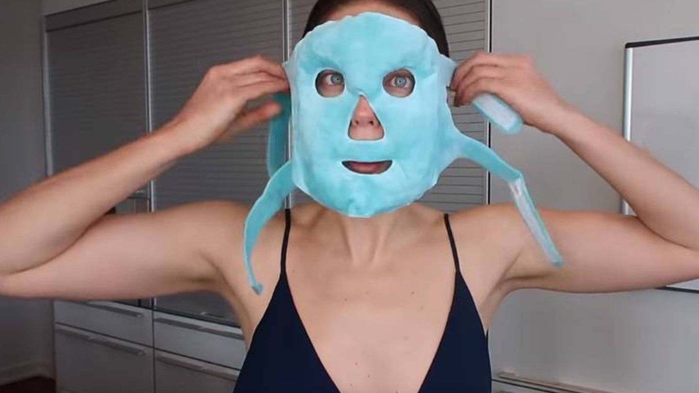 Emily DiDonato en su canal de Youtube con una máscara de hielo. (Youtube)