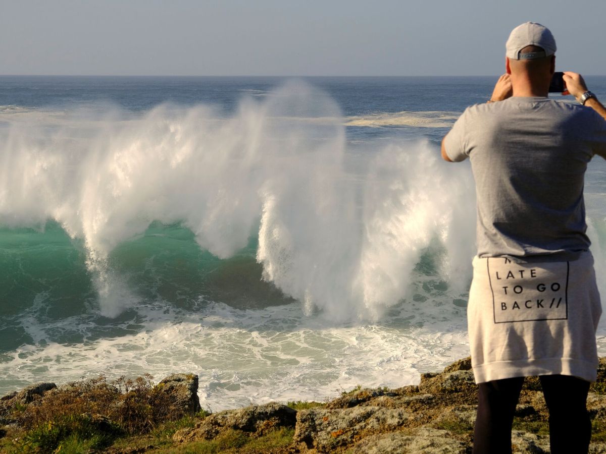 Foto: Un hombre observa desde la playa de Moninos. (EFE/Kiko Delgado)