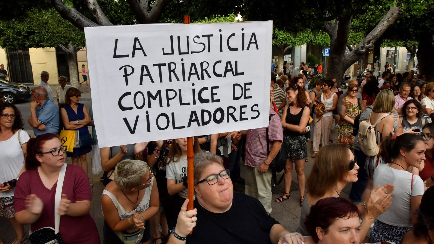 Manifestación en Almería en protesta por la puesta en libertad bajo fianza de los cinco miembros de la Manada. (EFE/Carlos Barba)