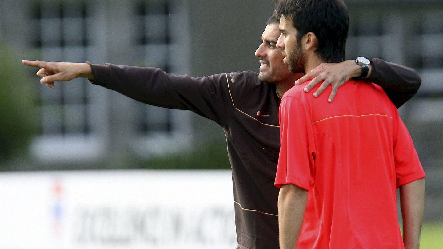 Pep Guardiola da instrucciones a Oleguer Presas durante su etapa como entrenador del Barça. (EFE)