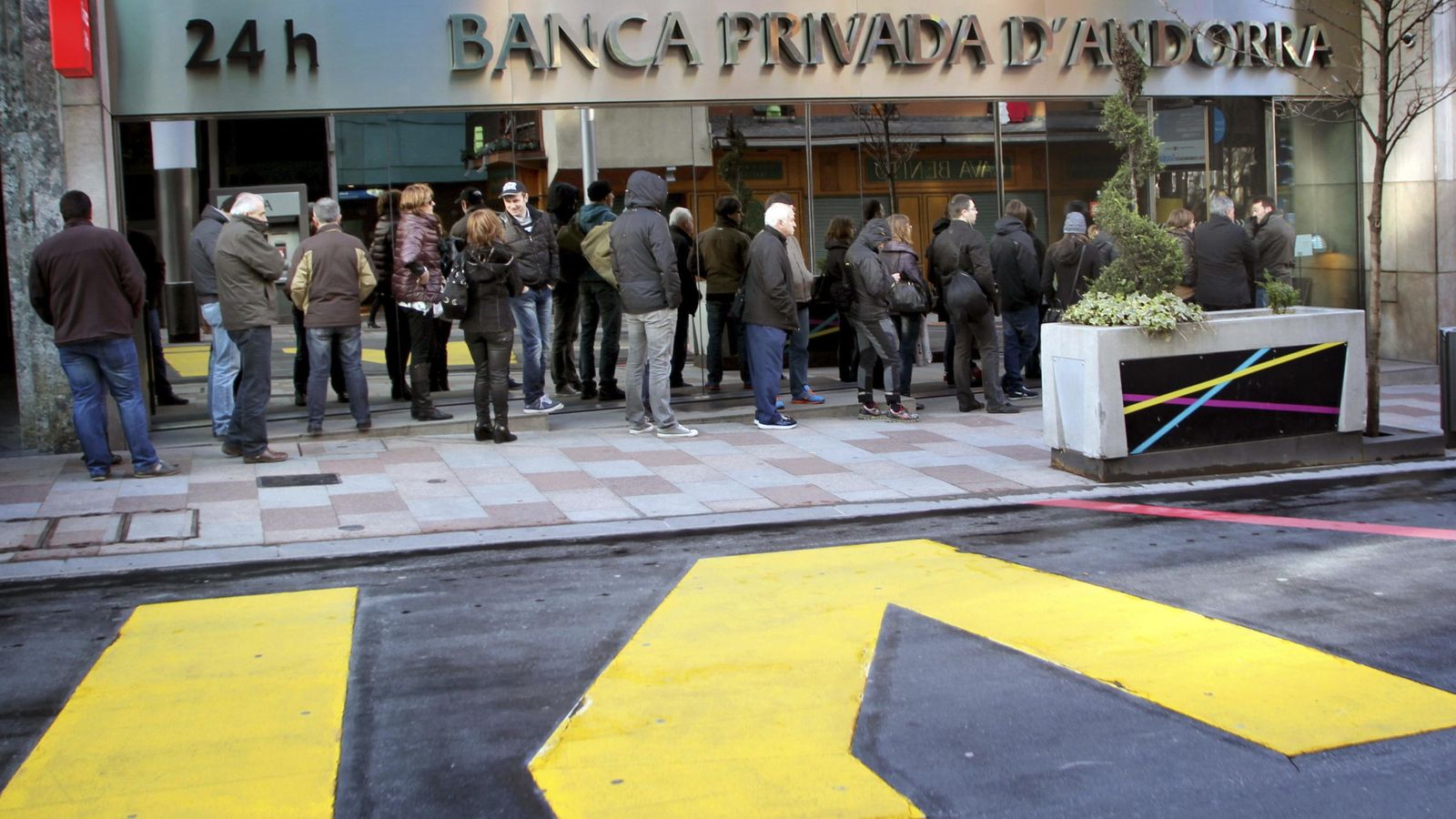 Foto: Clientes de Banca Privada d'Andorra ante una sucursal. (EFE)