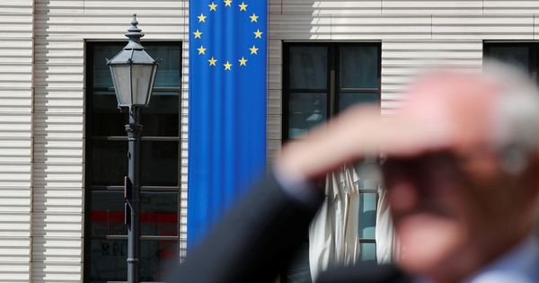 Foto: Un hombre con la bandera de la Unión Europea detrás. (Reuters)