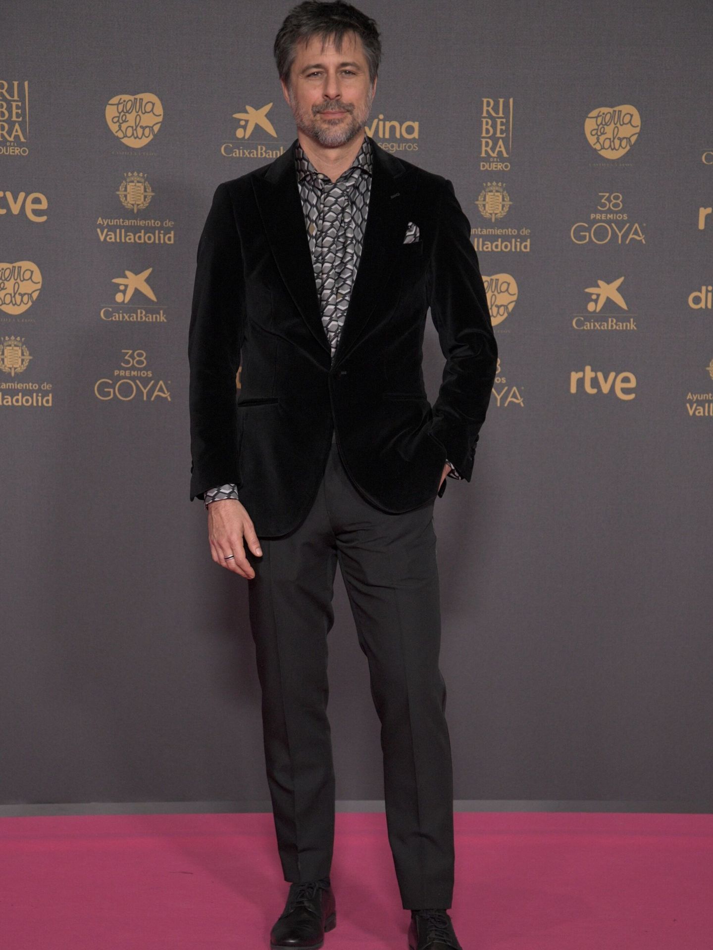El actor Hugo Silva posa en la alfombra rosa previa a la gala de la 38 edición de los Premios Goya. (Europa Press/José Oliva)