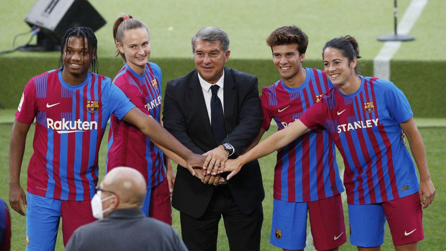 El Barça presenta su nueva camiseta junto a Ansu Fati, Caroline Graham Hansen, Riqui Puig y Marta Torrejon. (Reuters)