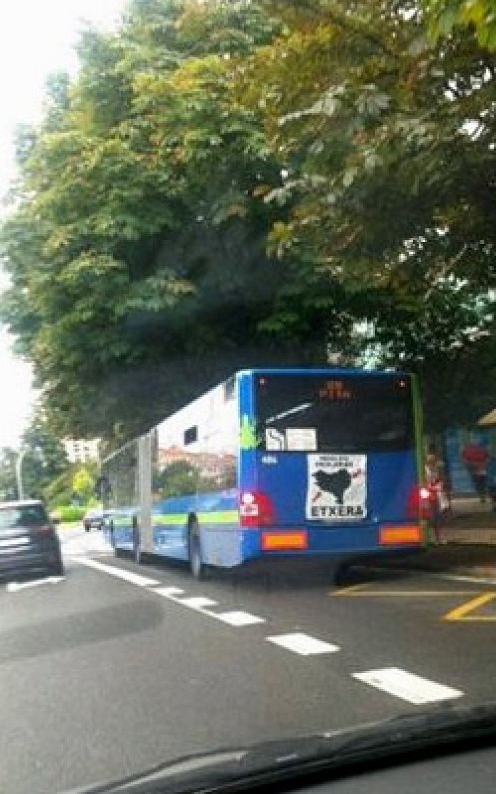 Foto: Denuncian carteles a favor de los presos de ETA en autobuses de San Sebastián