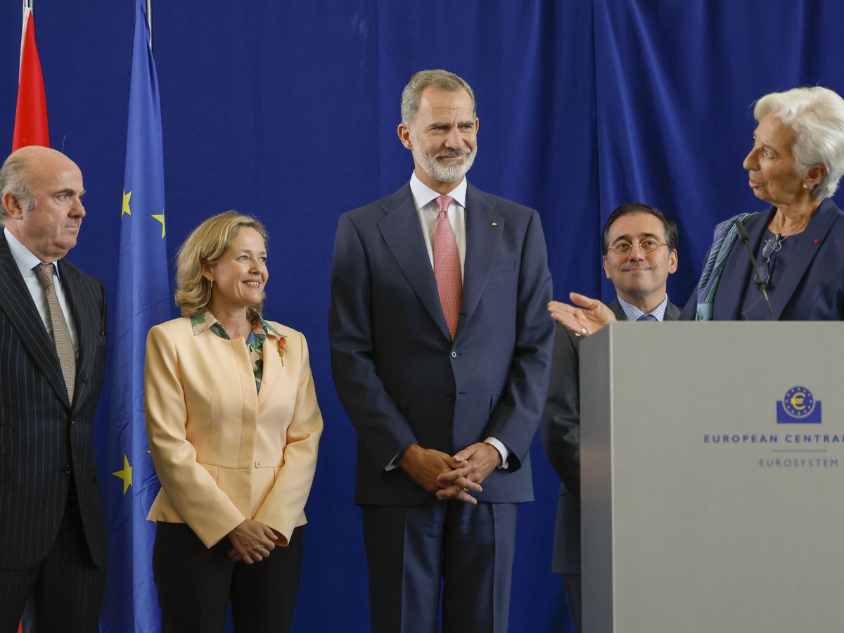 Foto: De izquierda a derecha, Luis de Guindos, vicepresidente del BCE, Nadia Calviño, ministra de Economía, Felipe VI, el ministro José Manuel Albares y la presidenta del BCE, Christine Lagarde. (EFE/Martín)