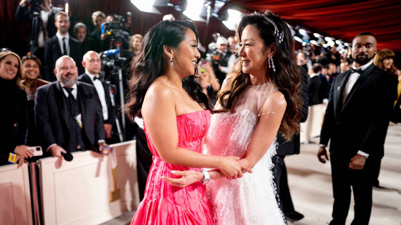 Foto: Stephanie Hsu (i) y Michelle Yeoh durante la ceremonia de los Oscars. (Getty/Emma McIntyre)