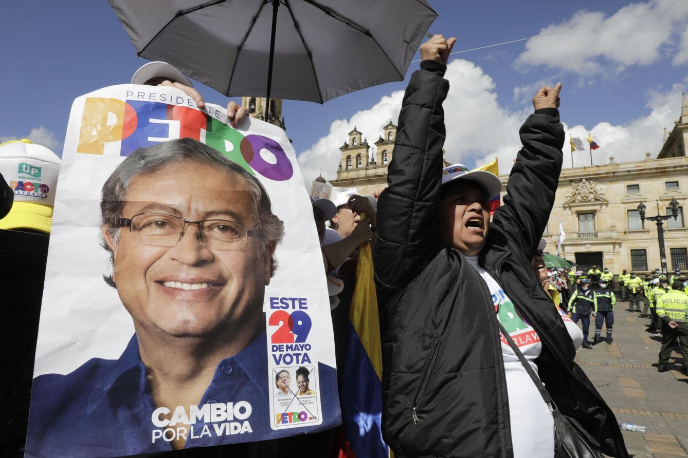 Seguidores de la coalición de izquierda Pacto Histórico en el cierre de campaña de Gustavo Petro. (EFE/Carlos Ortega) 