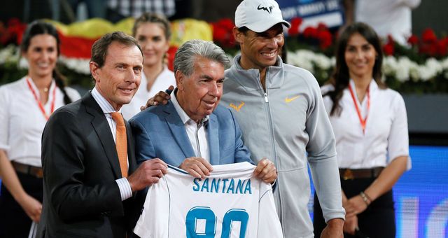 Manolo Santana, acompañado por  Butragueño y Rafael Nadal. (EFE/Juanjo Martín).