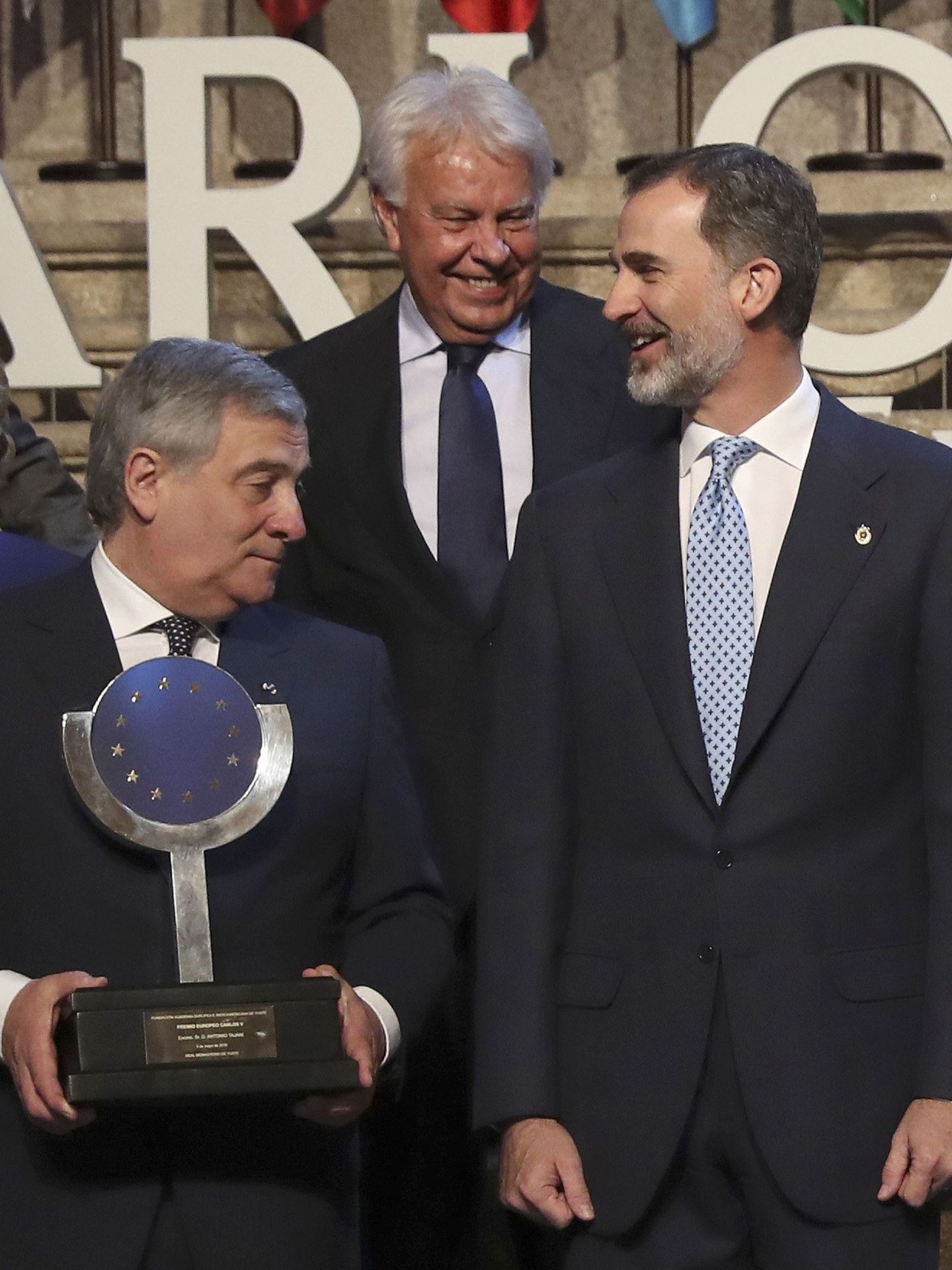 El Rey entrega a Tajani el Premio Carlos V el pasado mes de mayo. (EFE)